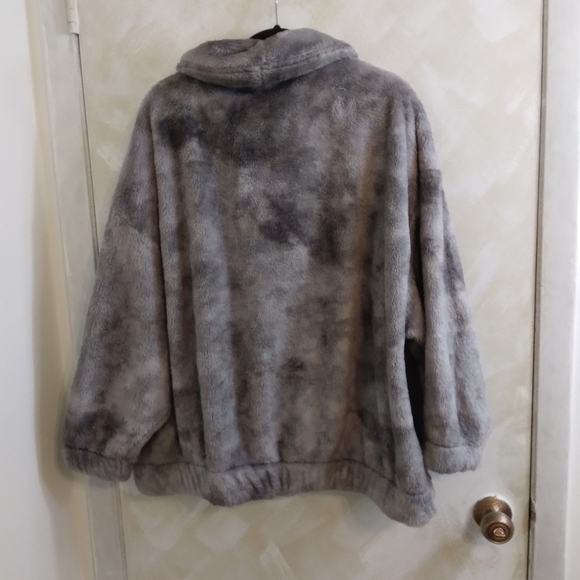 Size Large Old Navy Fluffy Jacket Full Zipper 2 Pockets Grey - Picture 4 of 9